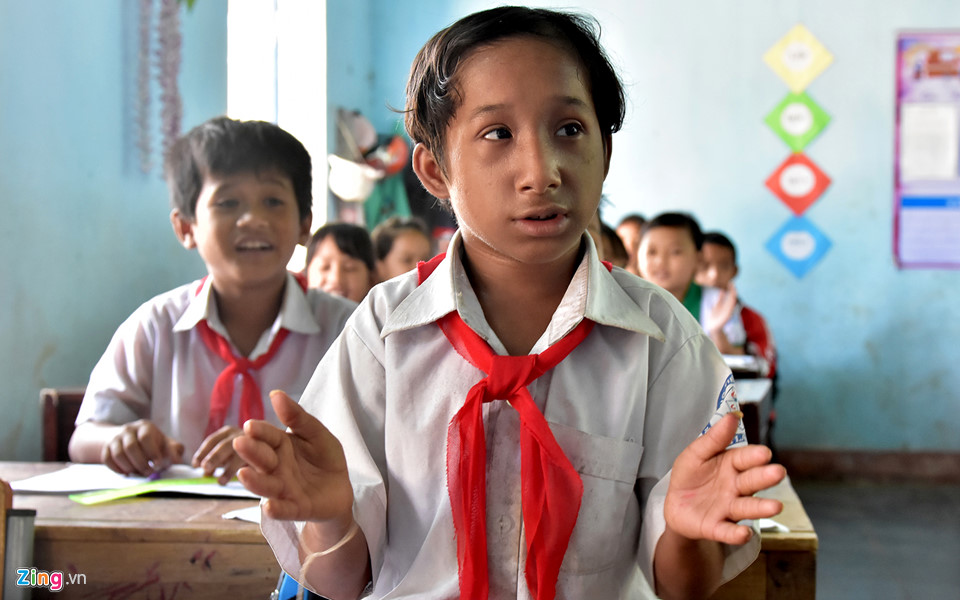 Nghị lực phi thường của cậu bé tý hon ở Quảng Ngãi